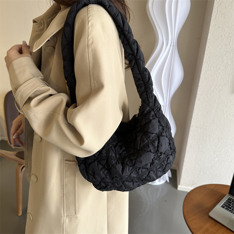 Niche bubble cloud bag, versatile pleated underarm bag, down cotton jacket bag, single-shoulder crossbody casual puff women's bag details Picture