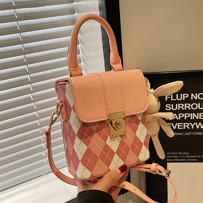 Crossbody bag for ladies, stylish handbag, 2024 new trendy and fashionable diamond-shaped mobile phone box bag, ins small bag full figure