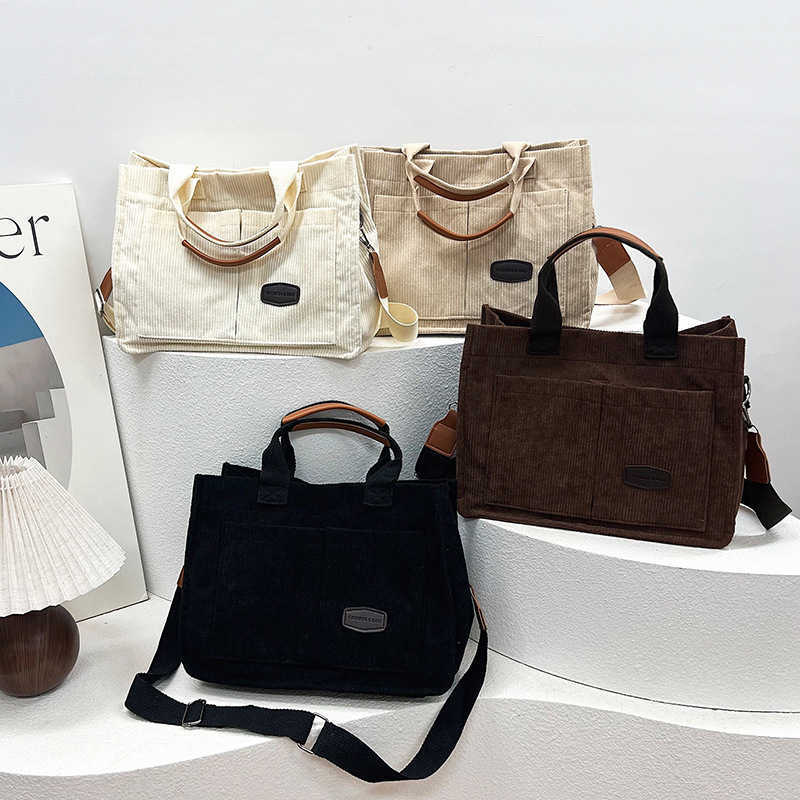 2025 New large-capacity commuter tote bag, women's versatile velvet single-shoulder bag, trendy wide shoulder strap crossbody bag Application Scenario