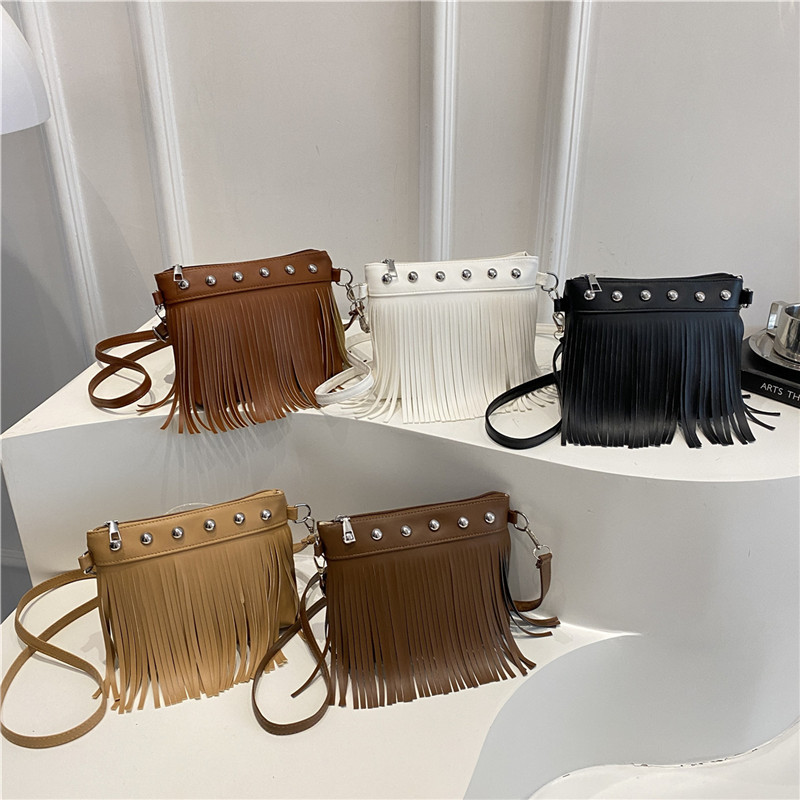 New 2025 women's bag crossbody single-shoulder bag, trendy Korean-style casual phone bag, fringed bucket bag Application Scenario