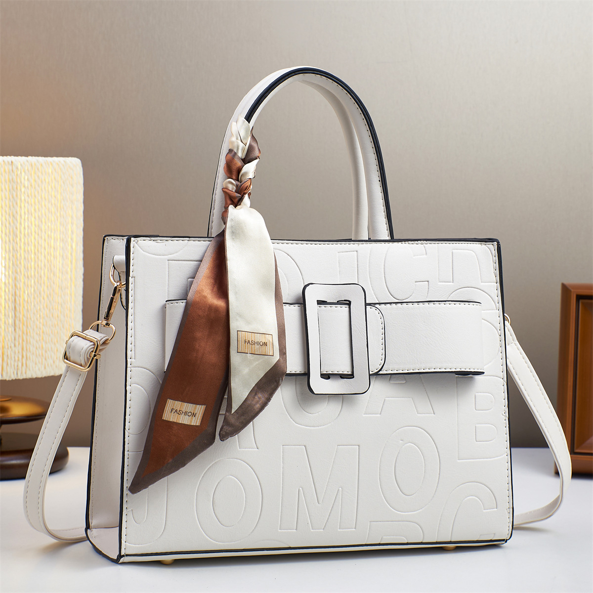 The 2025 new letter embossed handbag features a fashionable design. It is a simple and versatile bag for cross-border use, making it a perfect gift for mom and girl details Picture