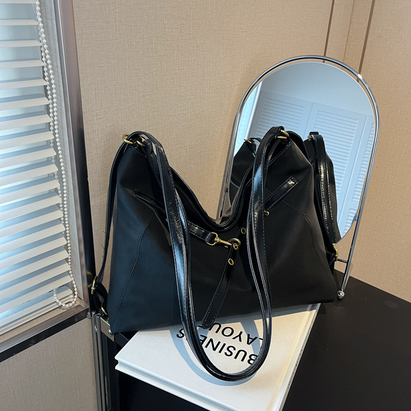 This is a new 2024 women's single-shoulder bag with a simple soft surface and large capacity. It is a fashionable, casual and retro commuting crossbody bag details Picture