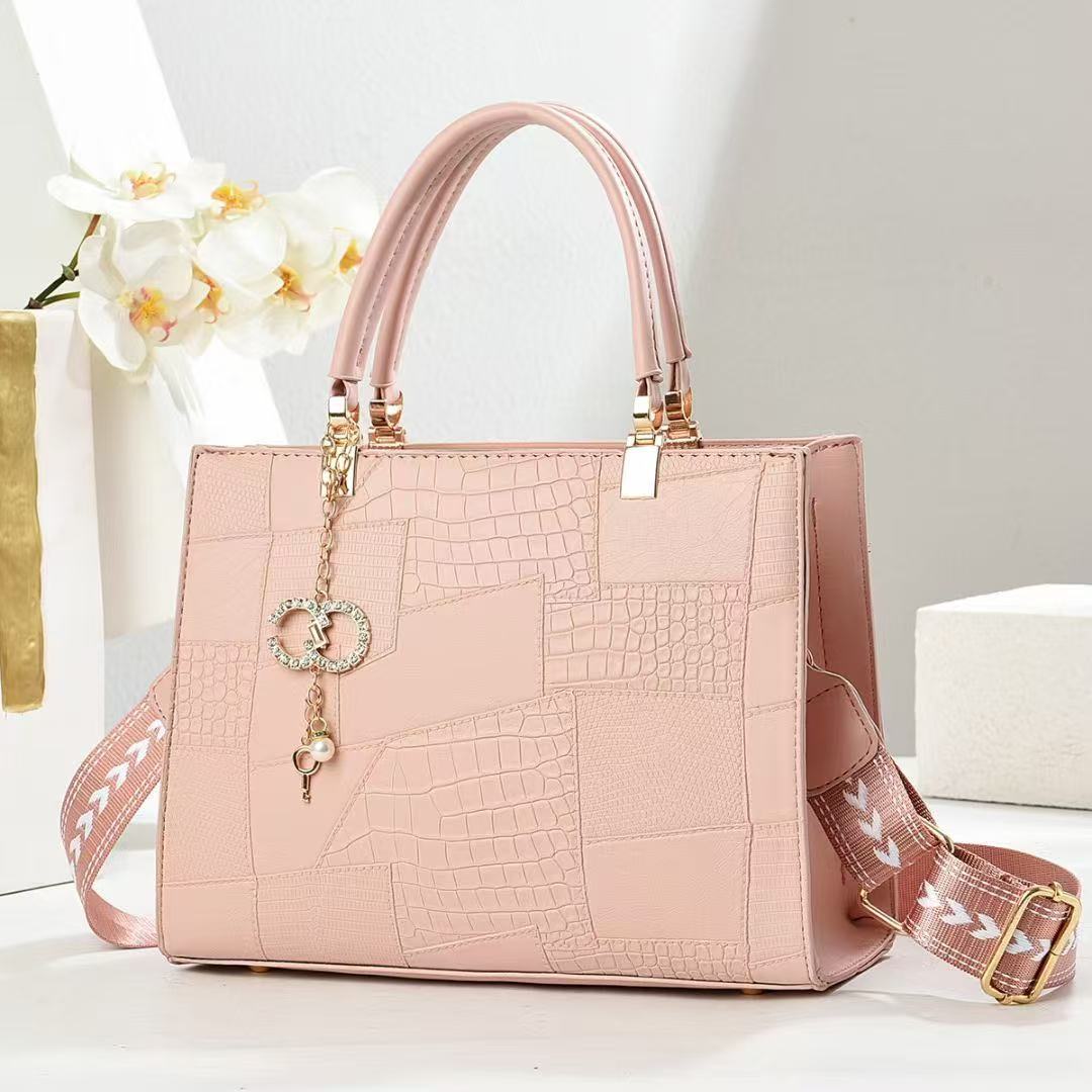 bags, a trendy wide-shoulder strap single-shoulder bag for Spring/Summer 2025, is a retro and versatile crossbody handbag Specification drawing