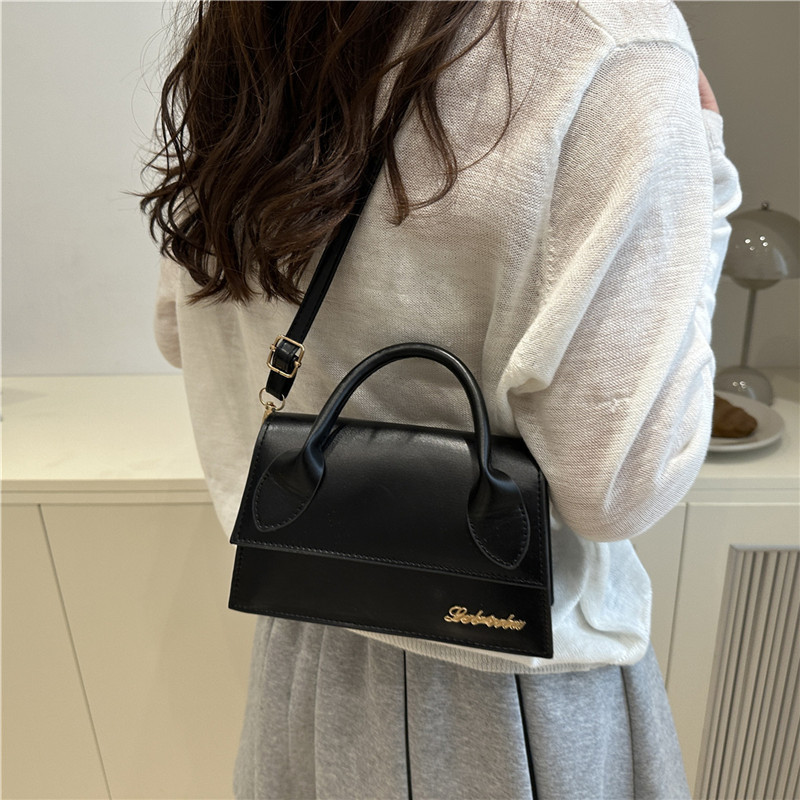 In the summer of 2025, a new and niche design single-shoulder bag for women is in vogue. This year, a small square crossbody bag for women is popular Application Scenario