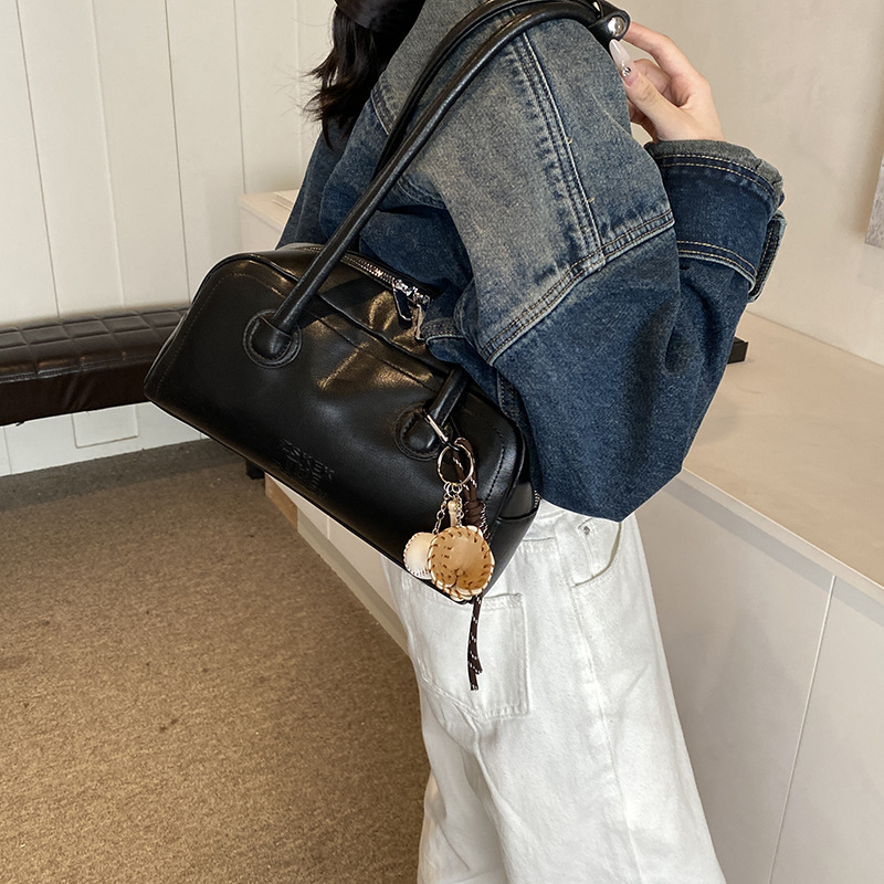 Korean version niche design Boston handbag for women 2024 new retro bowling bag with large capacity underarm bag Application Scenario