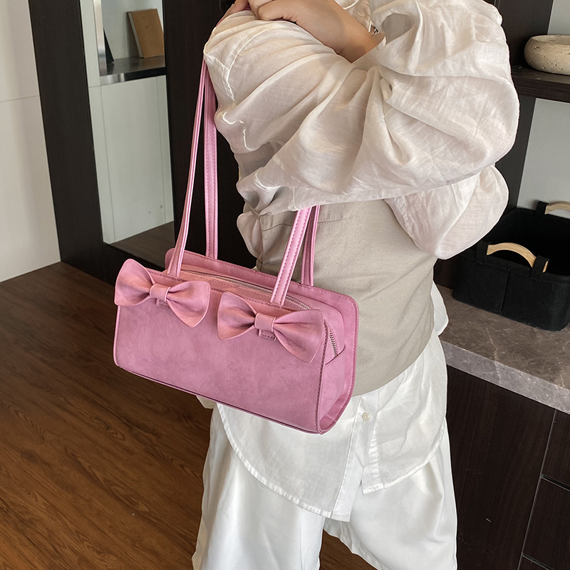 A new 2025 fashionable and versatile single-shoulder bag for women with a bow tie, a casual and simple pillow bag details Picture