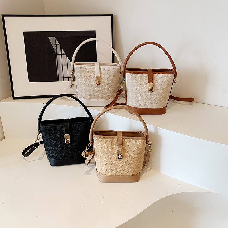 This year, the 2024 new summer versatile single-shoulder crossbody bag with a Korean-style hand-held bucket bag is in fashion Application Scenario