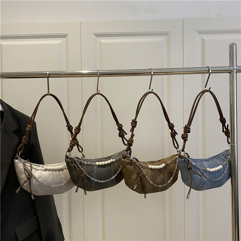 The new Korean version retro and fashionable horn bag, with a niche design and a trendy style, is a versatile and high-end crossbody bag for women Application Scenario