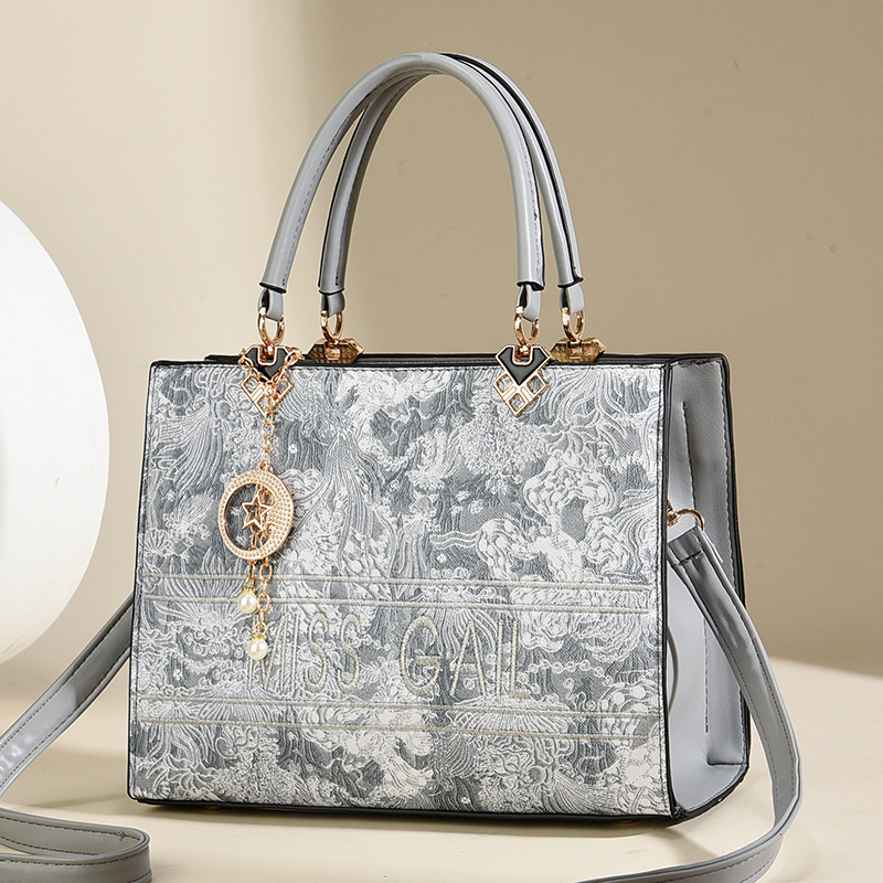 This foreign trade Chinese-style embroidered crossbody bag is versatile and has a large capacity. It is a grand and fashionable women's bag and a high-end single-shoulder bag for middle-aged women Specification drawing