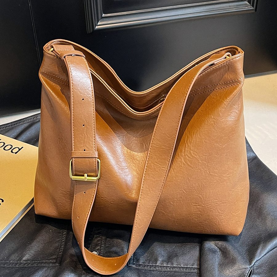 A simple and large-capacity bag for women, a new 2024 trendy Korean style single-shoulder crossbody bag, a versatile college student class bag full figure