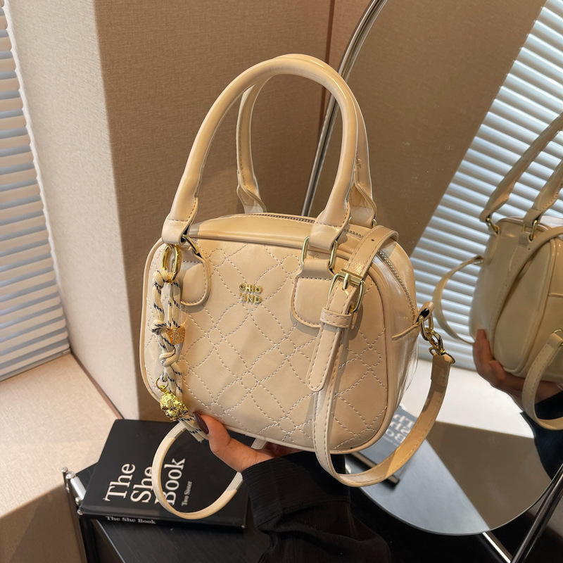 High-end texture simple commuting handbag, fashionable retro simple crossbody bag, 2025 new style casual bowling bag full figure