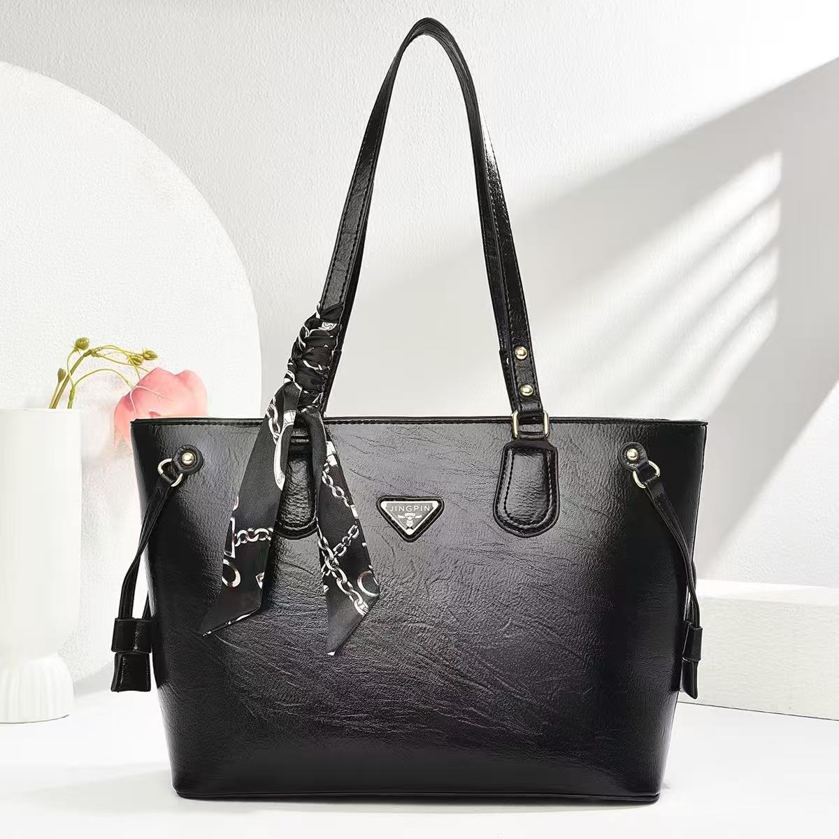 This is a new, light luxury, fashionable and simple tote bag for women in 2025. It has a large capacity for commuting and can be used as a shoulder bag full figure