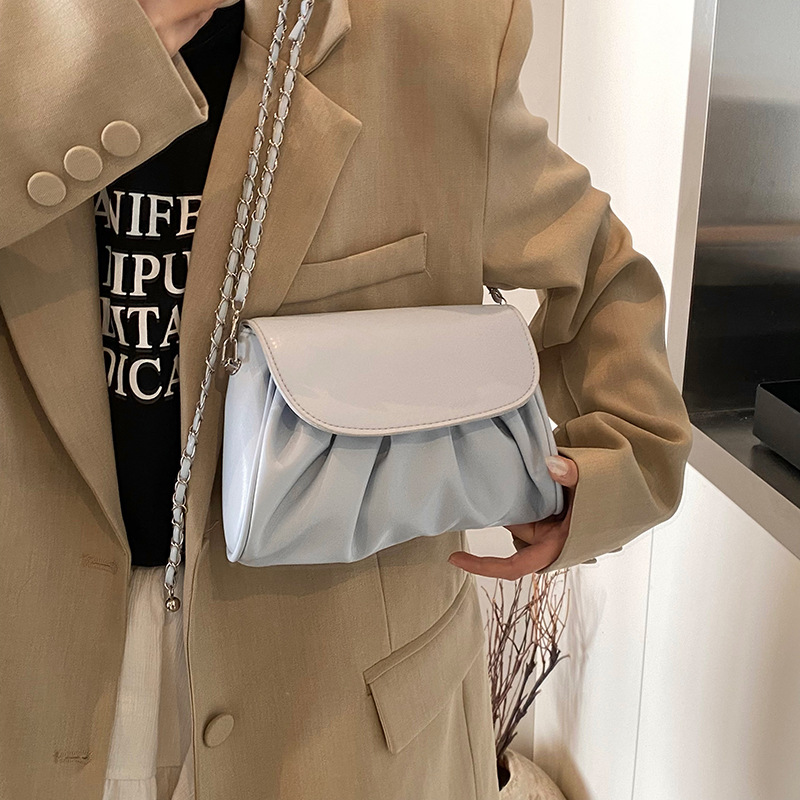 This year, the new fashion single-shoulder crossbody bag for women in 2025 is a versatile chain pleated crossbody small square bag details Picture