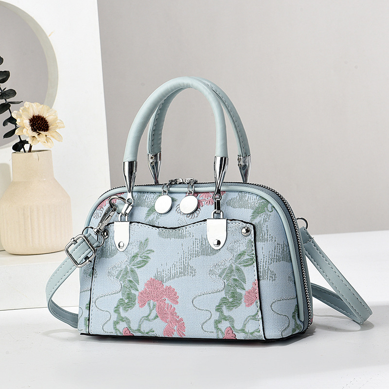 This new printed and patchwork handbag is a versatile, fashionable and trendy women's bag with a strong sense of luxury and a large capacity single-shoulder bag details Picture