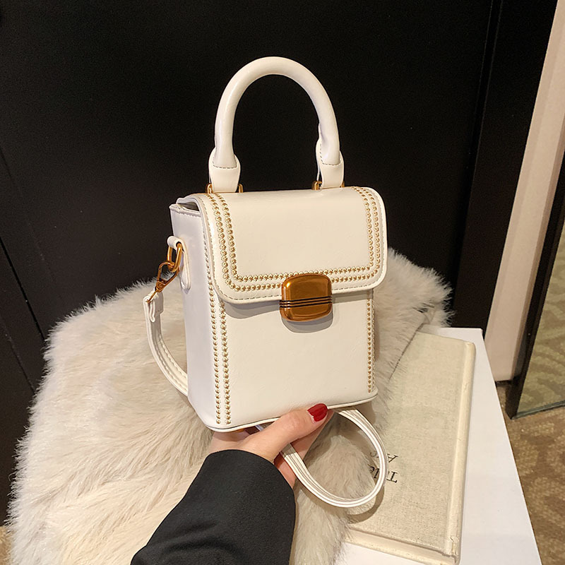 High-end retro small bag for women, 2025 new style, fashionable and versatile mobile phone bag, girl gift, single-shoulder crossbody bag, trendy Application Scenario