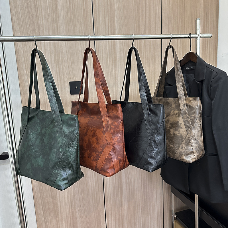 The new 2025 trendy tote bag for women, simple and versatile for students, is a large-capacity Korean-style casual single-shoulder handbag Application Scenario
