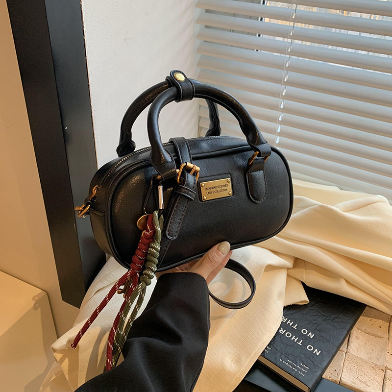 A niche design, simple and versatile bag for women, a new 2024 trendy, fashionable, retro and high-end crossbody bowling bag details Picture