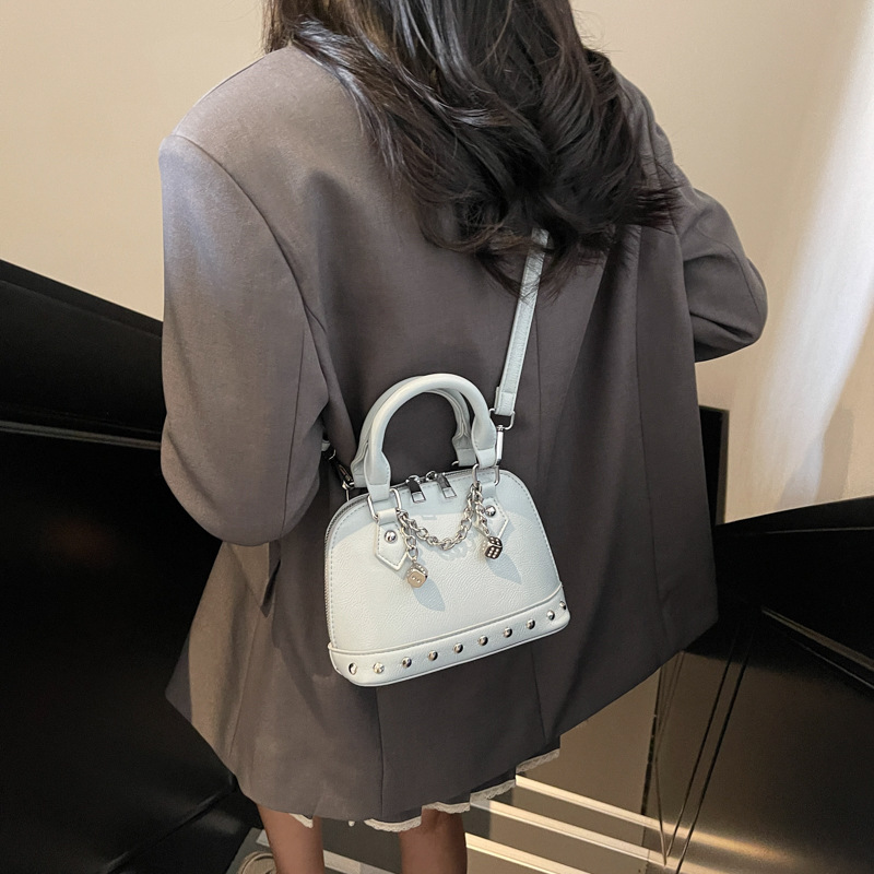 2025 New niche design, high-end champagne rivet hand-held shell bag, fashionable and stylish for women, single-shoulder crossbody bag Application Scenario