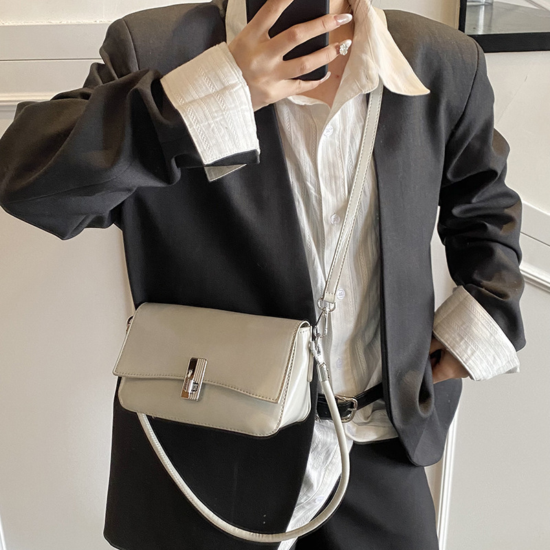 Korean niche design underarm bag for women 2025 new style, high-end and versatile single-shoulder bag, fashionable and trendy crossbody bag details Picture