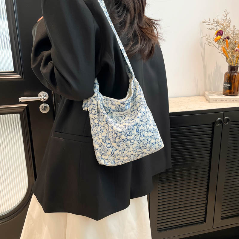 Korean-style fresh floral canvas bag, laid-back single-shoulder bag, casual and versatile crossbody Instagram student bag, travel backpack Application Scenario