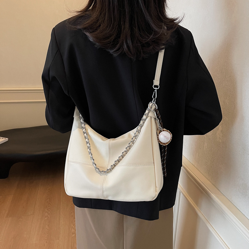 High-end quality bag, women's large-capacity 2024 new retro niche design crossbody bag, chain commuting single-shoulder bag Application Scenario