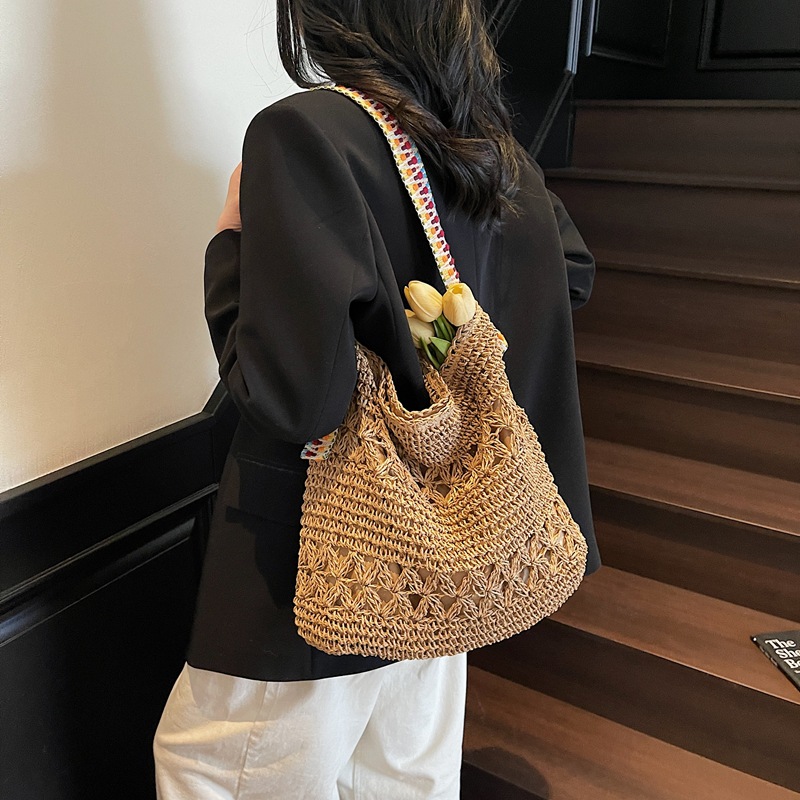 Lazy style straw woven large-capacity bucket bag for women, a new trendy and fashionable hollowed-out single-shoulder crossbody bag for the summer of 2025 Application Scenario
