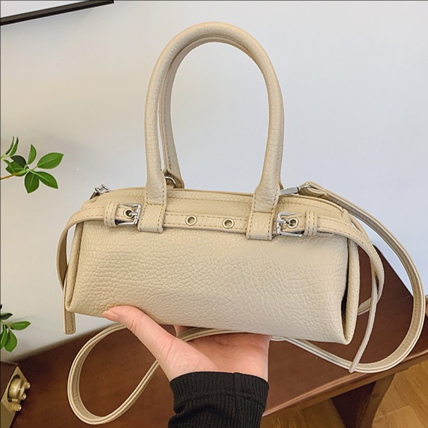 A niche high-end fashion hand-held pillow bag for women in 2025, a simple and versatile single-shoulder bag for work and commuting full figure