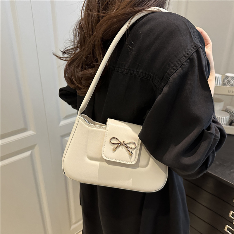 Solid color retro and simple hand-held crescent bag 2025 new style French chic and niche design casual single-shoulder armpit bag details Picture
