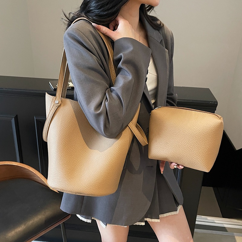 2025 New Korean style trendy and niche design mother-and-child bucket bag for women, large-capacity solid color simple and casual single-shoulder bag full figure