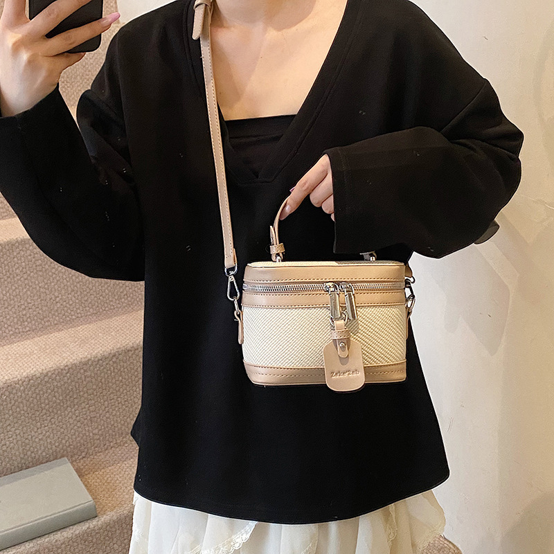 Cross-border spliced fashionable hand-held box bag for women 2025 new style casual and versatile crossbody bag, stylish and simple single-shoulder bag Application Scenario