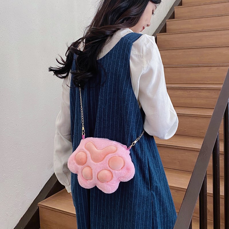 New cute plush crossbody bag, cat paw crossbody bag for women, new ins single-shoulder soft girl cartoon chain doll bag Application Scenario