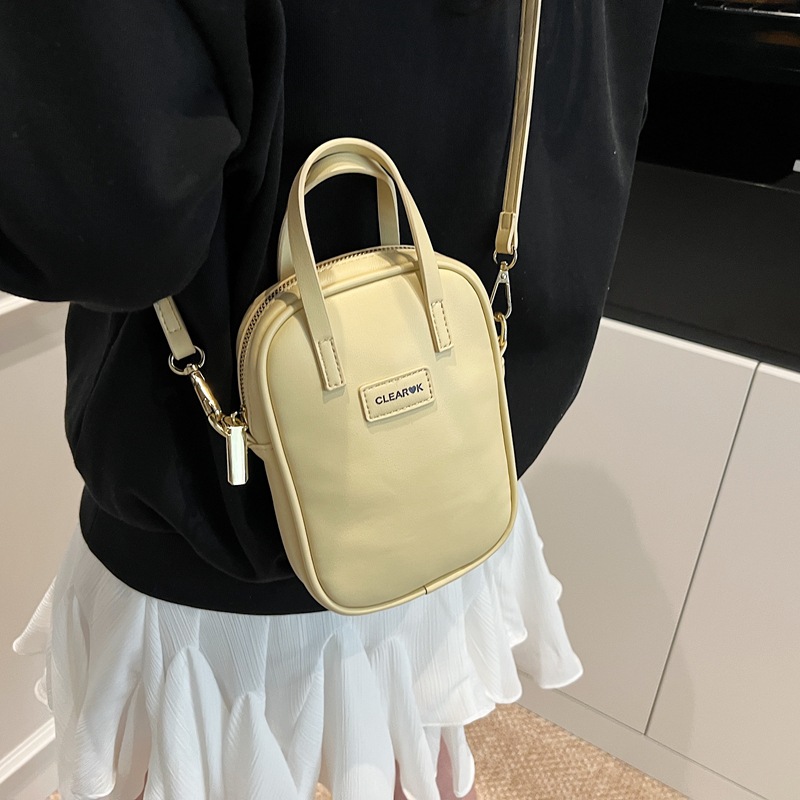 High-end and simple mobile phone bag for women 2025, fashionable and stylish hand-held shoulder bag, outdoor travel small bag, crossbody bag Application Scenario
