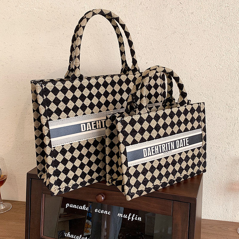 A new style of fashionable and retro diamond-shaped hand-held tote bag, a single-shoulder underarm bag, and a large-capacity commuter bag that is popular among women full figure