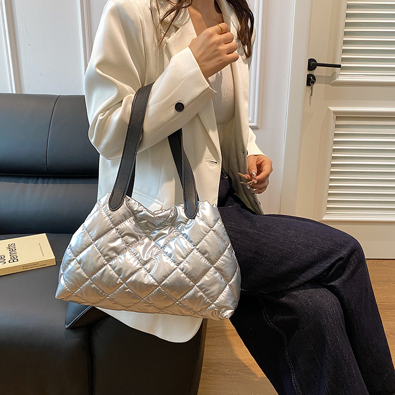 European and American style shiny cotton jacket bag, fashionable embroidered thread diamond-shaped large-capacity bubble women's bag, casual and stylish single-shoulder tote bag Specification drawing