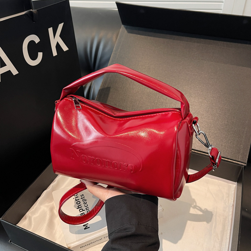 This year, a fashionable, simple and laid-back style high-end commuter single-shoulder bag is in vogue. It's a casual Boston crossbody bag for women details Picture