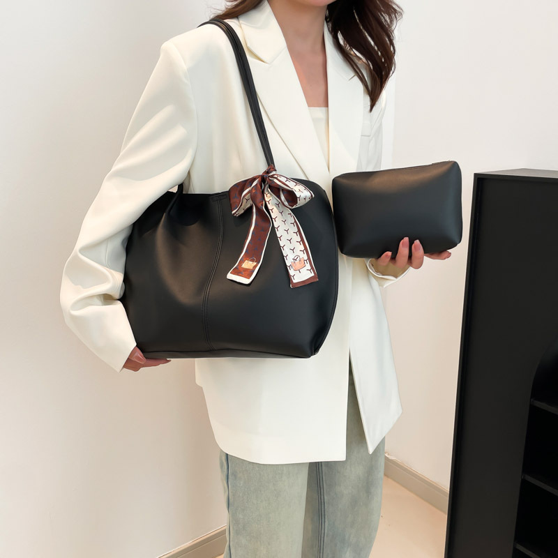 High-end silk scarf handbag for women 2025 Spring New style, fashionable and simple bucket bag, casual commuting single-shoulder bag details Picture