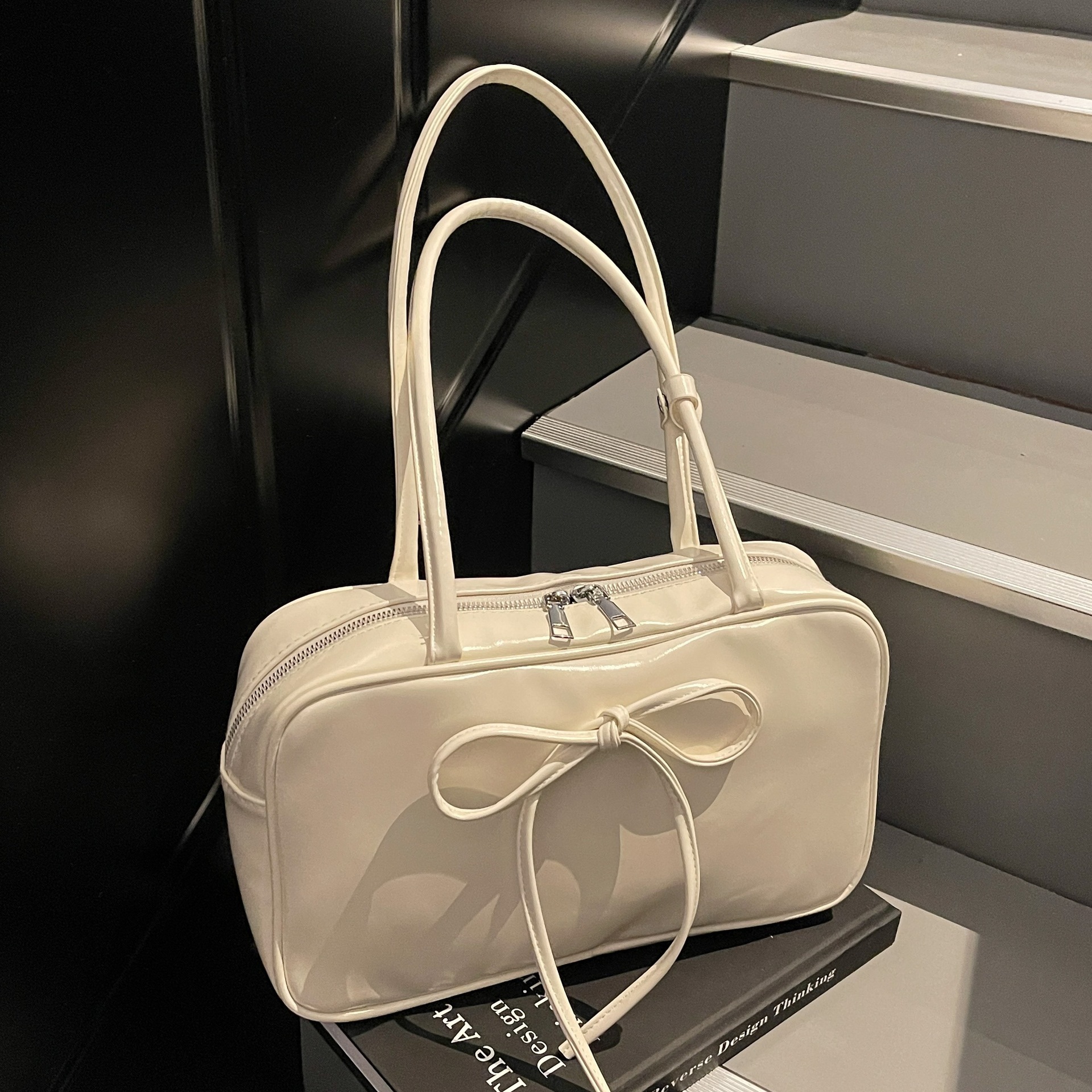 The new Boston bag of 2025, a niche design, is fashionable and versatile. It features a bow single-shoulder underarm bag, a baguette bag and a handbag full figure