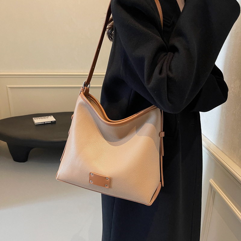 The 2025 new large-capacity exquisite underarm bag is a fashionable, simple and high-appeartion-level niche design single-shoulder crossbody bag details Picture