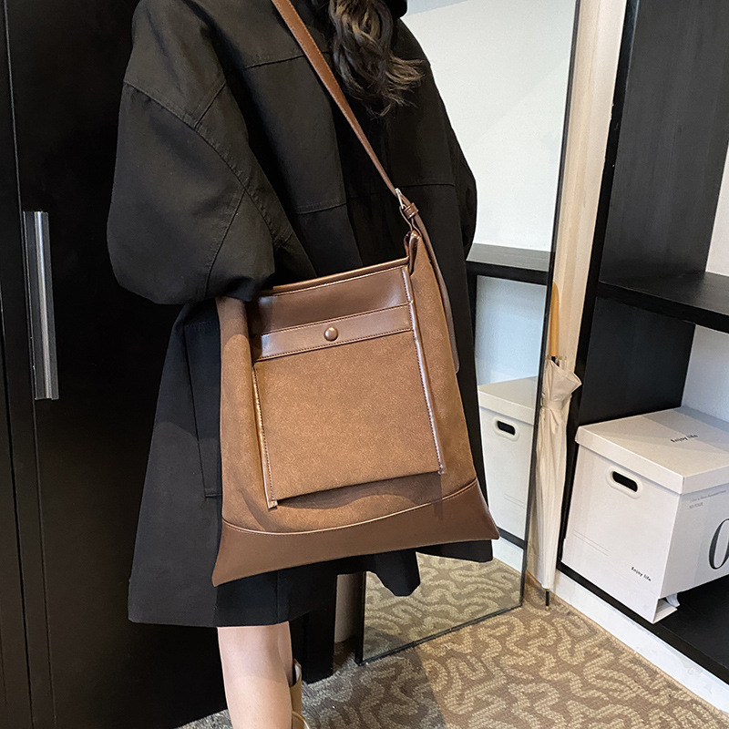 French retro matte tote bag for women 2024 new model, large-capacity single-shoulder crossbody bag, commuter bag, versatile women's bag full figure