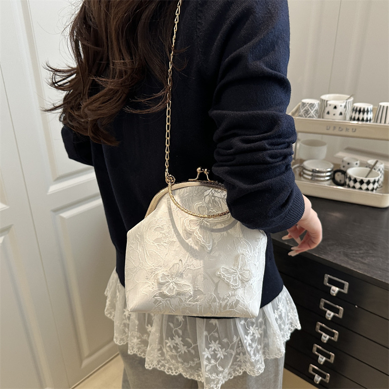 This is a retro and fashionable single-shoulder crossbody bag with a bow design from a niche handbag for spring/Summer 2025. It's a women's vegetable basket bag details Picture