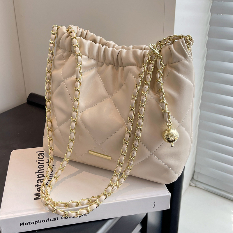 The popular cross-border chain women's bag 2023 new fashionable and casual diamond-patterned commuting single-shoulder bucket bag Application Scenario