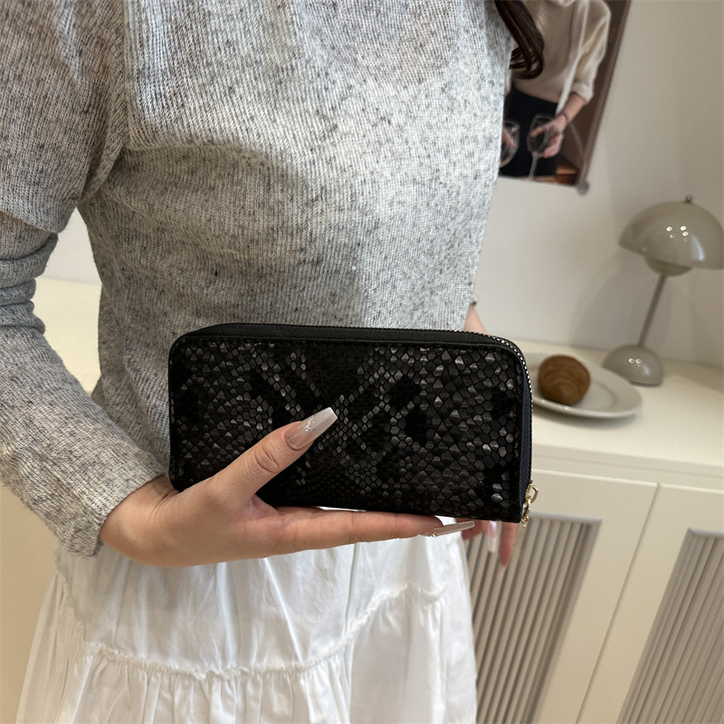 Solid color fashionable and trendy coin purse for women 2025 new simple diamond-shaped long clutch bag, stylish and multi-slot card bag details Picture