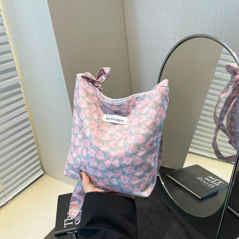 Korean-style fresh floral canvas bag, laid-back single-shoulder bag, casual and versatile crossbody Instagram student bag, travel backpack details Picture