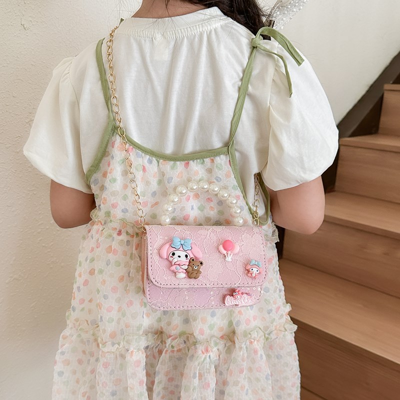 The new lace pearl bow small square bag is stylish and versatile. The chanel-style girls' crossbody bag is a trendy children's small bag Application Scenario