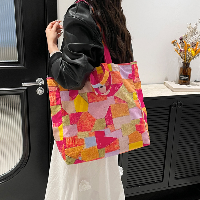 Korean version large-capacity tote bag for women 2025 New style, trendy and simple single-shoulder bag, student casual commuting bag Application Scenario