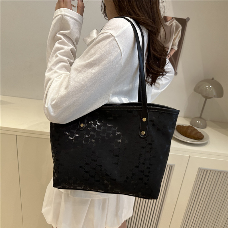 The textured Tote bag is a new model for women in 2025. It is a versatile and fashionable hand-held commuter bag for going out. It has a large capacity single-shoulder bag Specification drawing