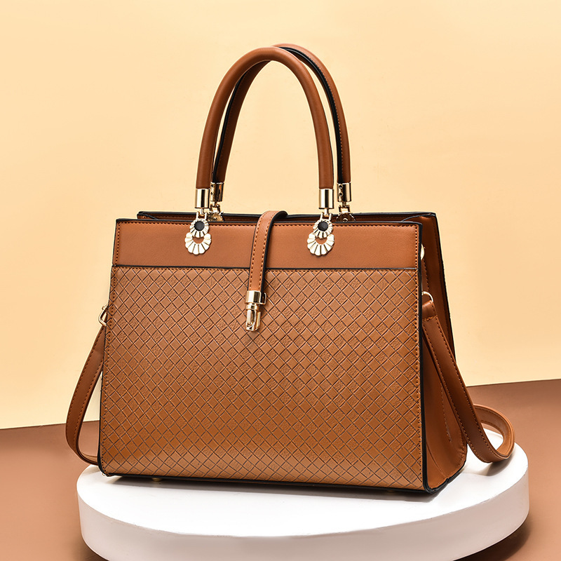 2022 new style of woven hand-held women's bag, retro, simple, elegant and individual, single-shoulder crossbody women's bag, Korean style, trendy and fashionable full figure