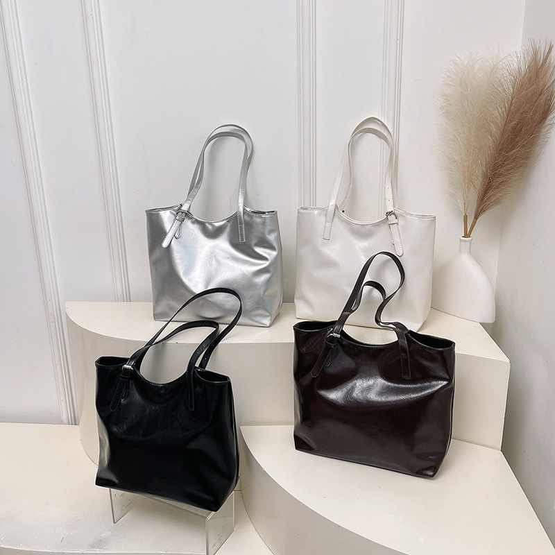 Tote Bag for Women 2025 New large-capacity commuter bag, spring casual and versatile single-shoulder bag, college student class bag Application Scenario
