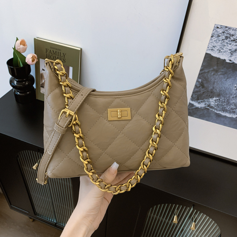 A niche and light luxury handbag for women, the 2024 new diamond-shaped chain bag is fashionable, versatile, elegant and high-end. It's a single-shoulder crossbody bag details Picture