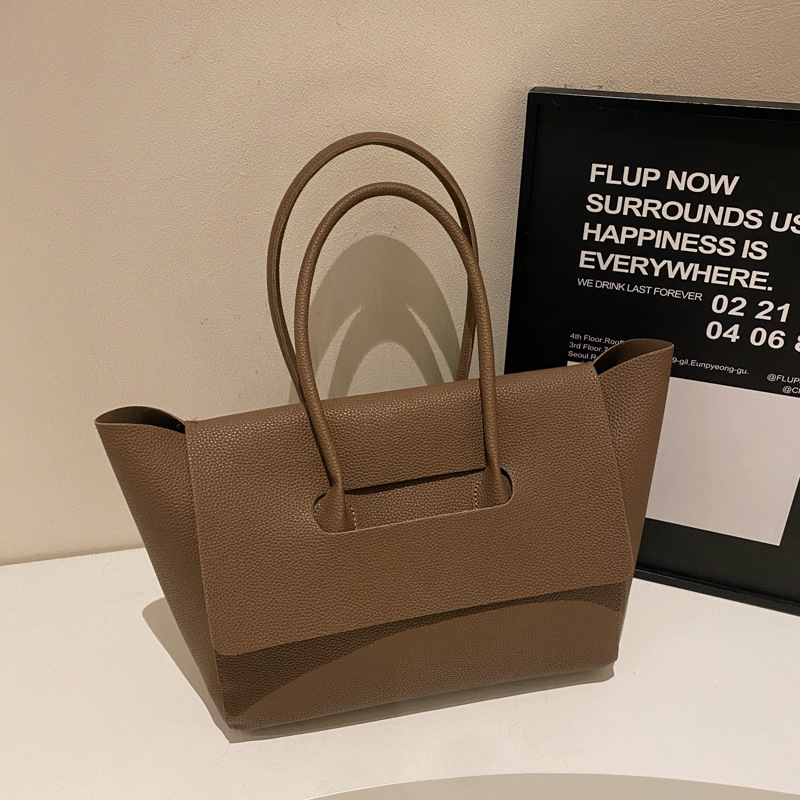 This high-capacity tote bag is a new 2024 model for women. It exudes a trendy and high-end vibe, is stylish and versatile, and is suitable for commuting details Picture